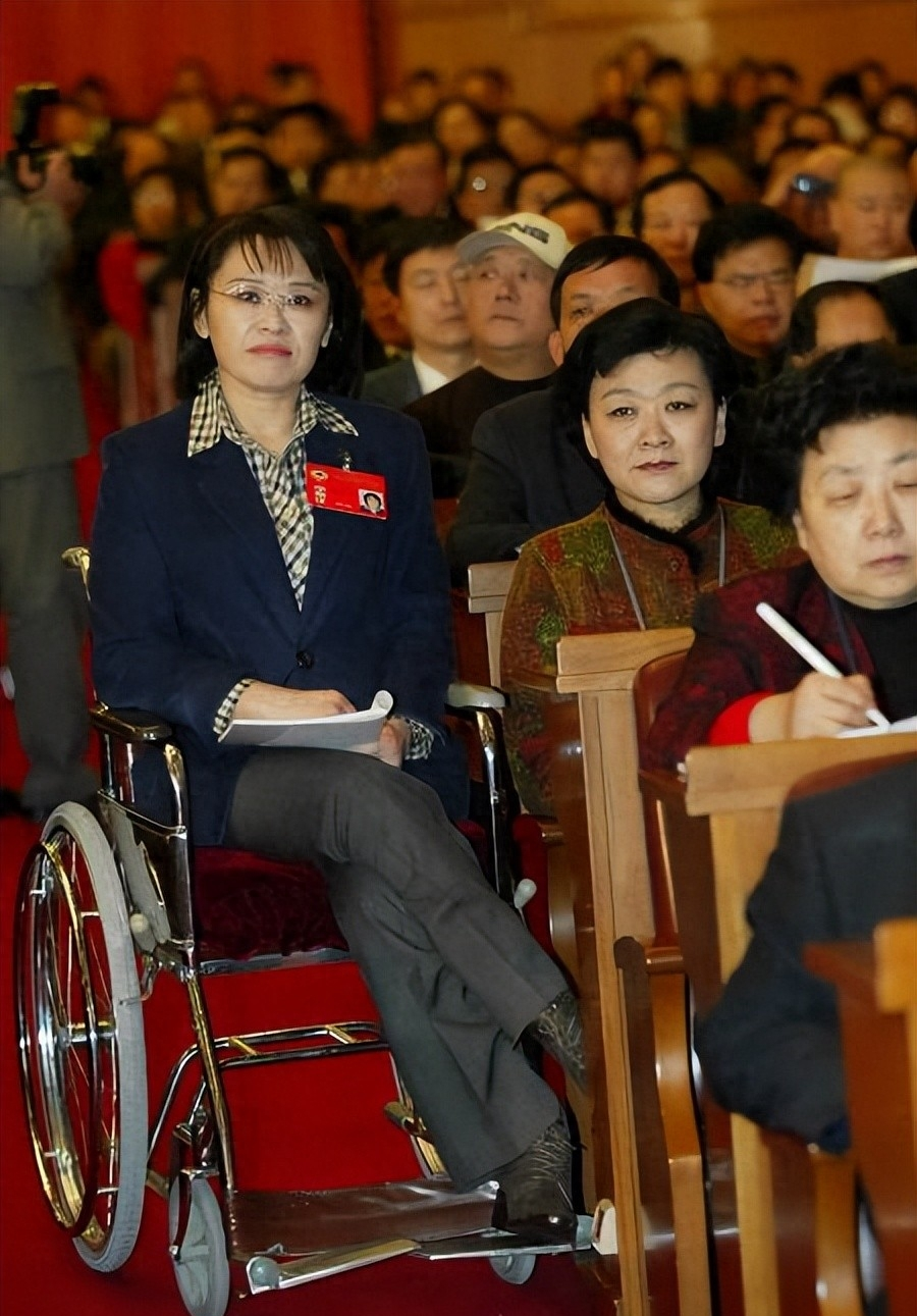 激励了几代人的张海迪，风采依旧！张海迪的爱情，也羡煞众人！