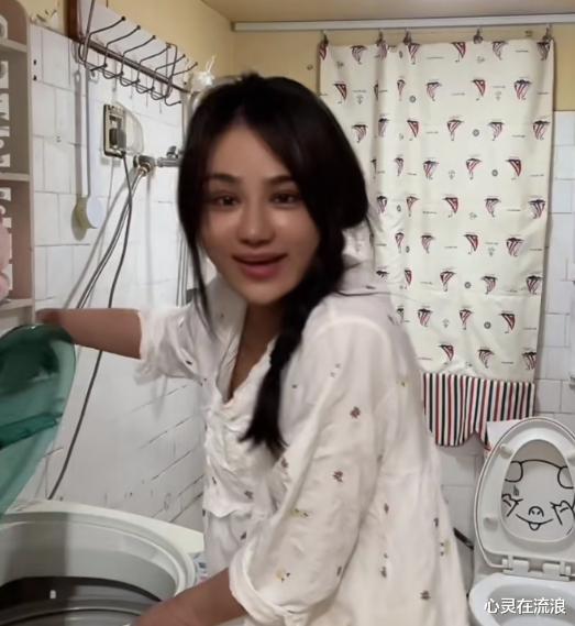 |网红“樊小慧”气质逆袭,烫卷发扎高马尾,直播4小时质疑不断