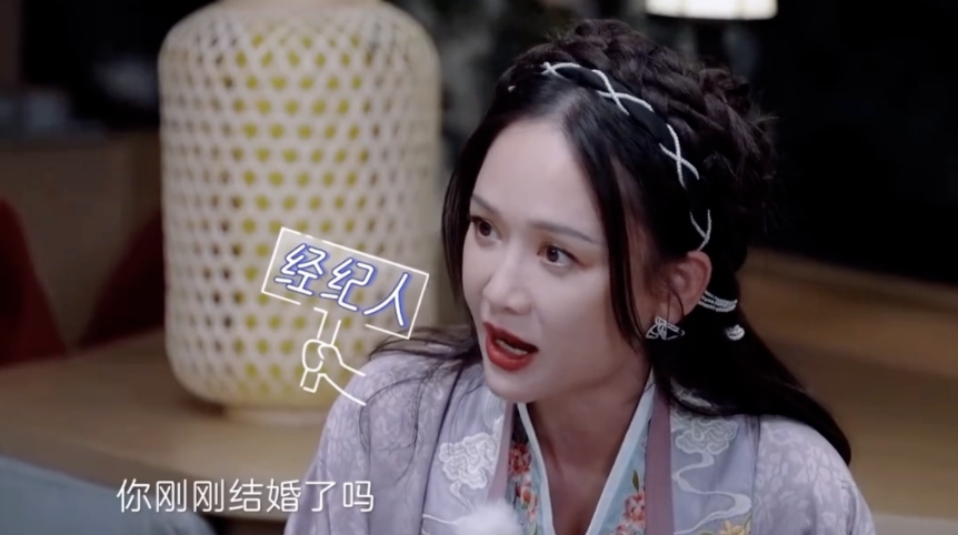 陈乔恩|陈乔恩夫妇庆祝婚后首个情人节,Alan在地上铺花瓣,承诺将永远爱她