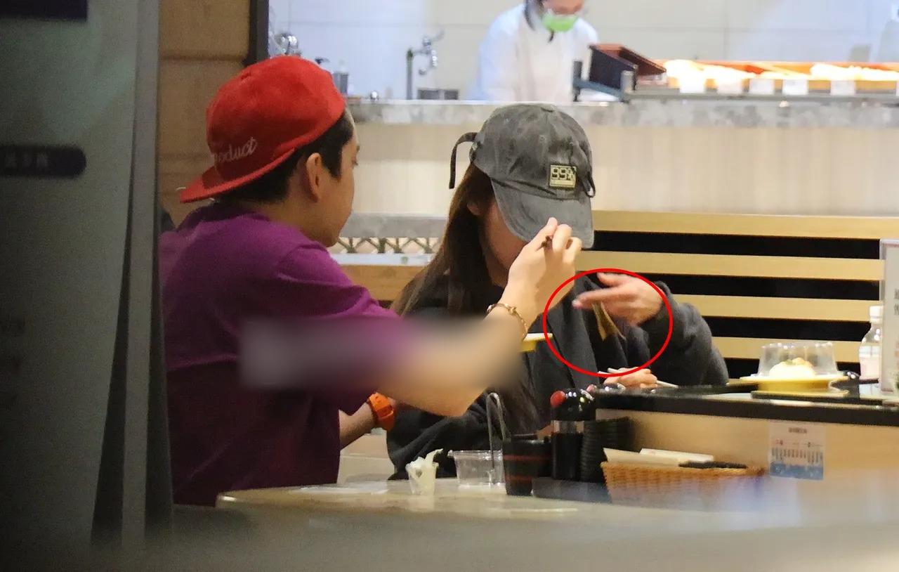 |王大陆蔡卓宜高调秀恩爱，甜蜜喂食牵手逛街，交往两年仍在热恋期