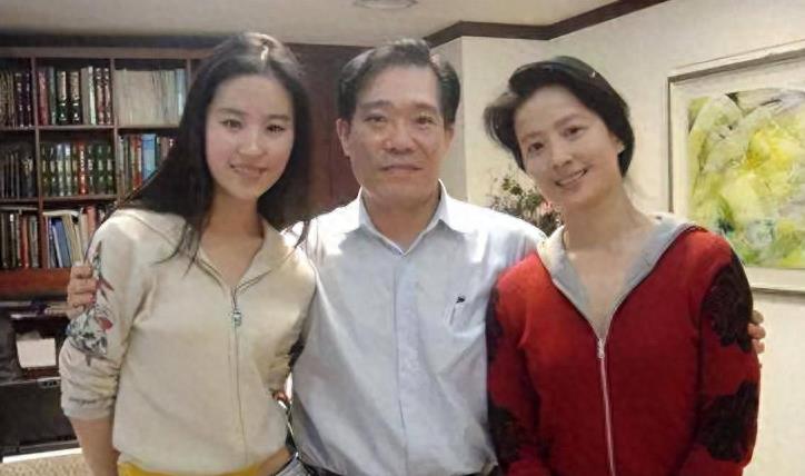 王思聪揭露刘亦菲背景,和干爹生活10年,刘亦菲怒斥:跟你爹无关