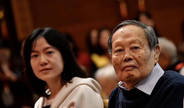 别替翁帆惋惜了!撇下杨振宁去日本聚餐的她,“聪明”已藏不住了