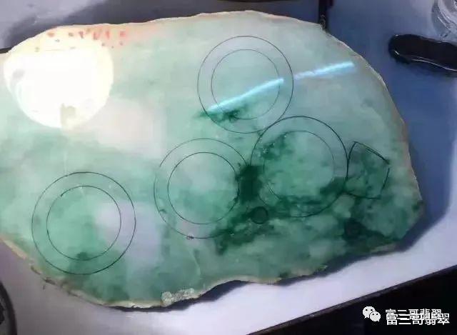 玛瑙|小七位数翡翠原石,切出30多只白底青手镯,看着就赏心悦目!