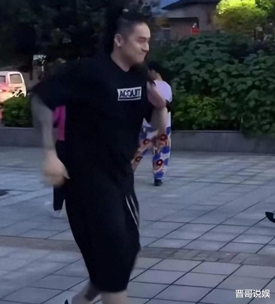 蒋劲夫近况曝光，白天捡破烂，晚上送外卖，他现在混得这么差？