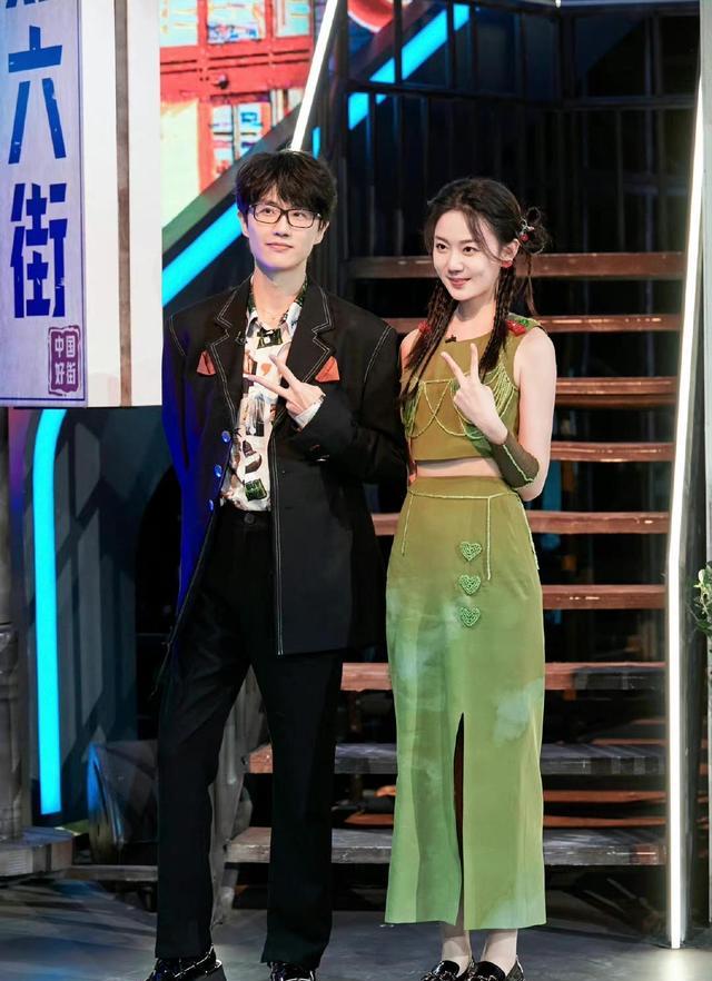 许嵩|许嵩冯禧牵手逛街,男方主动拿包超贴心,同行好友无人陪伴显孤单