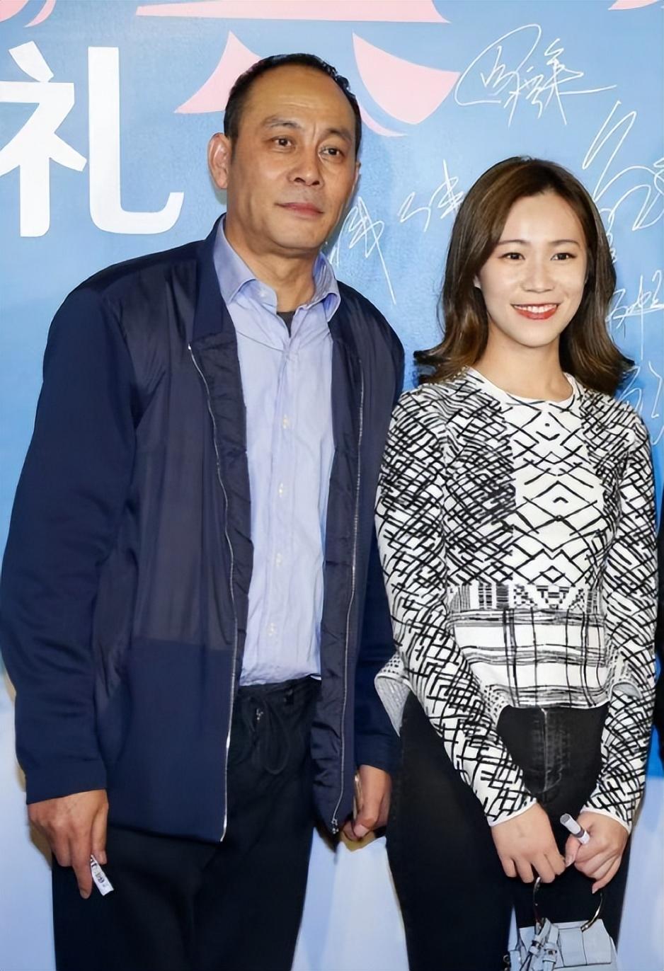 玫瑰 张北光女儿发育过猛！穿吊带裙与爸妈同框，分不清谁是妈谁是女儿
