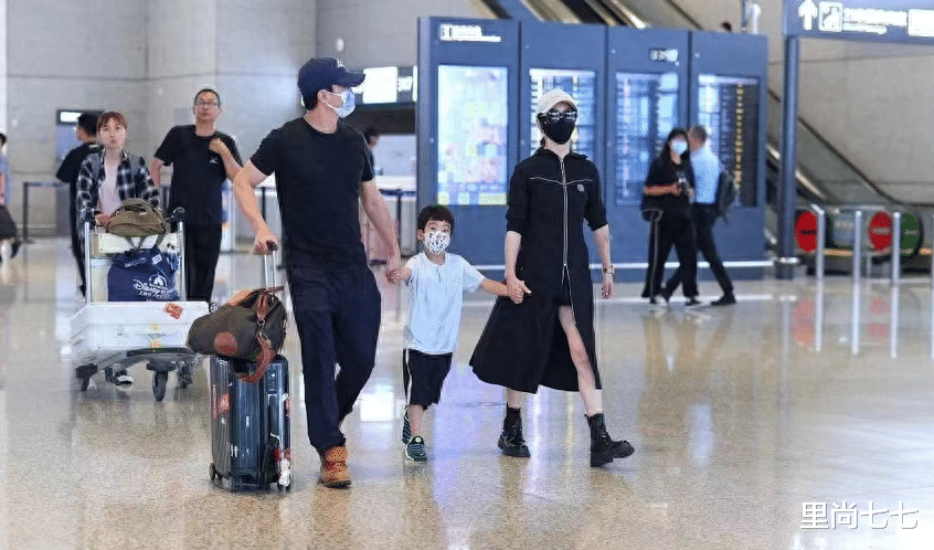 吴京一家首次合体走机场，谢楠穿长衫美腿抢眼，小儿子全程撒娇