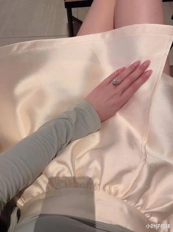 杨鸣新欢照片曝光,45岁离异带娃仍有水蛇腰,网友:虽大7岁但真漂亮