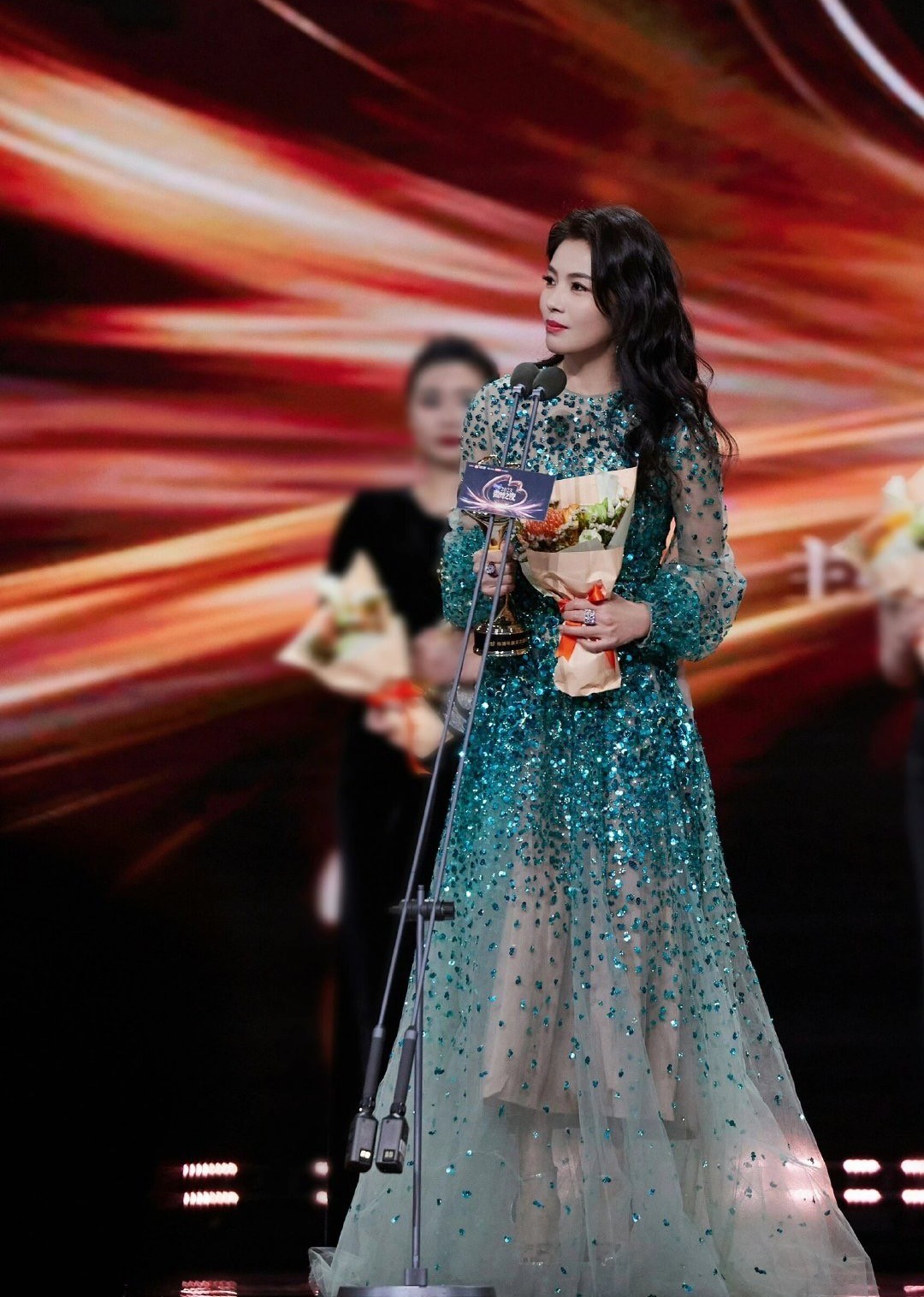 杨幂穿吊带玩性感!人松肉紧、风情万种,“葫芦身材”撩人于无形