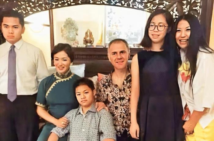 56岁金星回法国定居避风头，消瘦模样又变男相，被偶遇穿金戴银