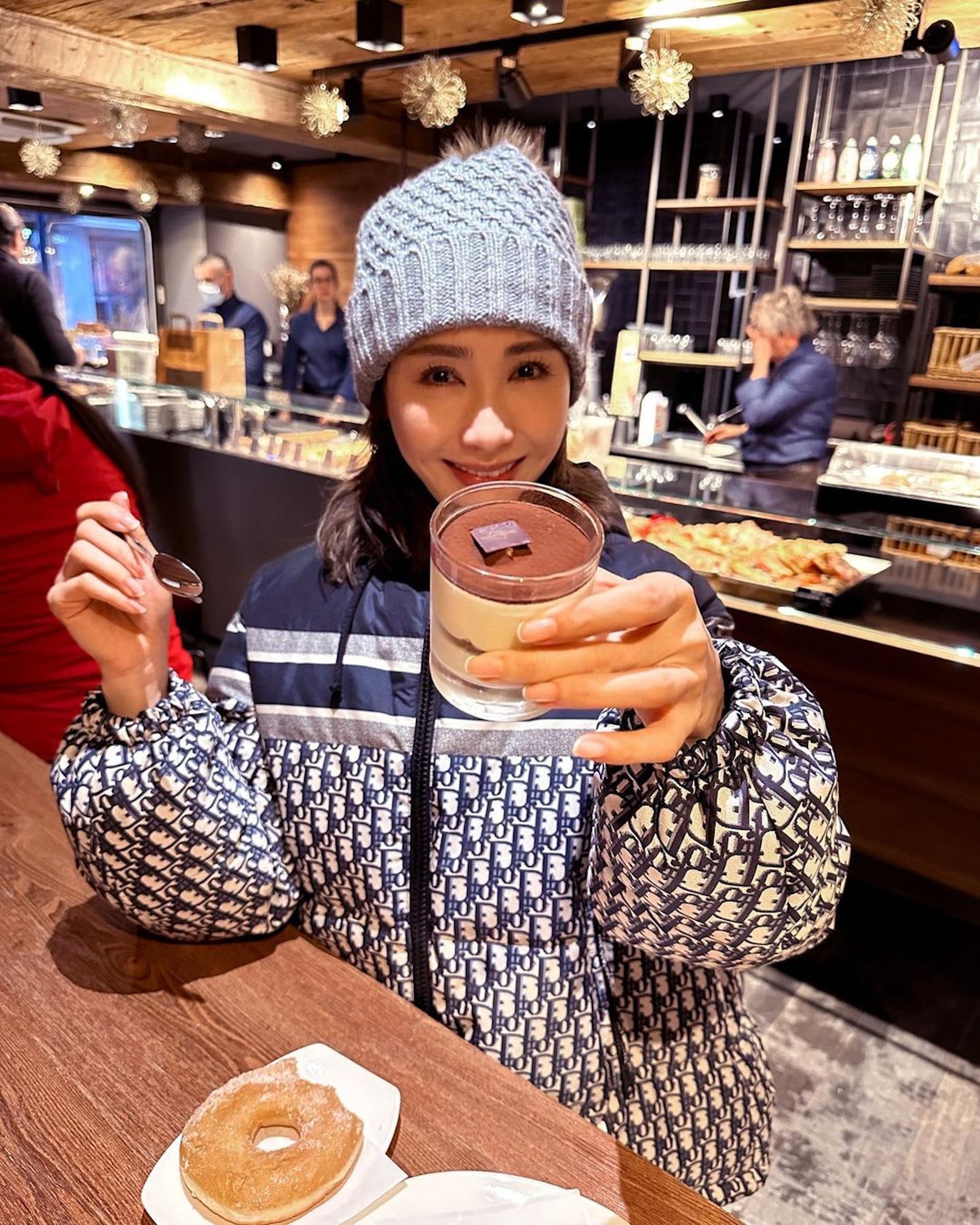 电影|51岁黎姿为母亲庆生,与妈妈相拥母女情深,父亲满头白发年迈沧桑