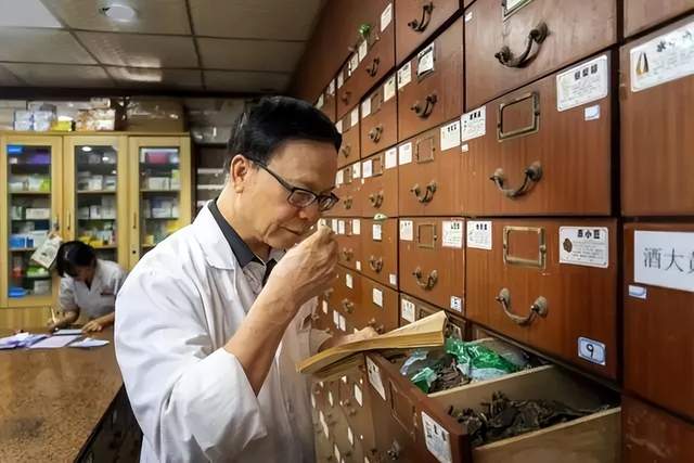 78岁肝科主任：3味中药煮水喝，肝功能或一天比一天好