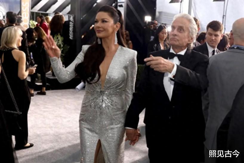 泽塔琼斯: “英伦玫瑰”被婚姻毁了,大25岁老公风流到患了口腔癌