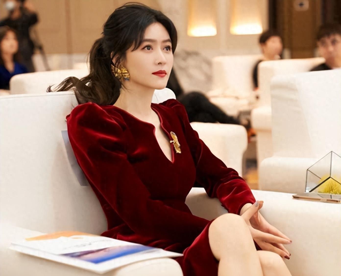 初恋陆毅，痴爱王志文，富豪老公入狱去世后，她竟拿130亿笑活下去