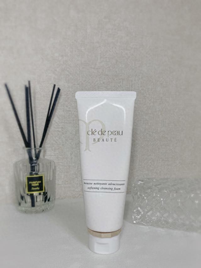 热门洗面奶推荐：深层补水控油去黑头，让你的肌肤摸起来嫩滑柔软