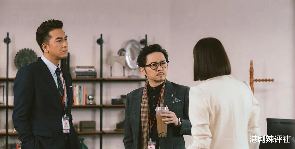 《新闻女王》遭主播狠批离谱，网友开扒三大瑕疵，笑言权斗够写实