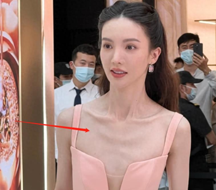 真人干瘦枯黄，荧屏上惊艳全场，这7位女星上镜前后反差巨大，来对比一下