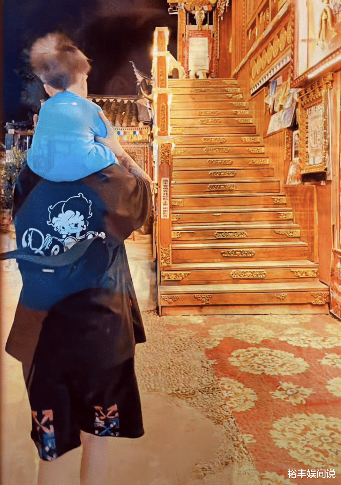 张恒远离世后毕夏又当爹又当妈!分享一岁儿子近照,脸上挂着笑容