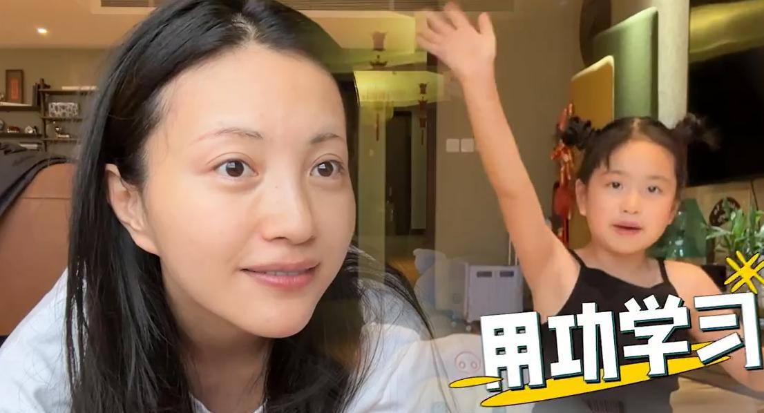 辽宁卫视春节联欢晚会|包文婧免费收千元衣服喜笑颜开，包贝尔女儿很成熟，写作业还摆拍