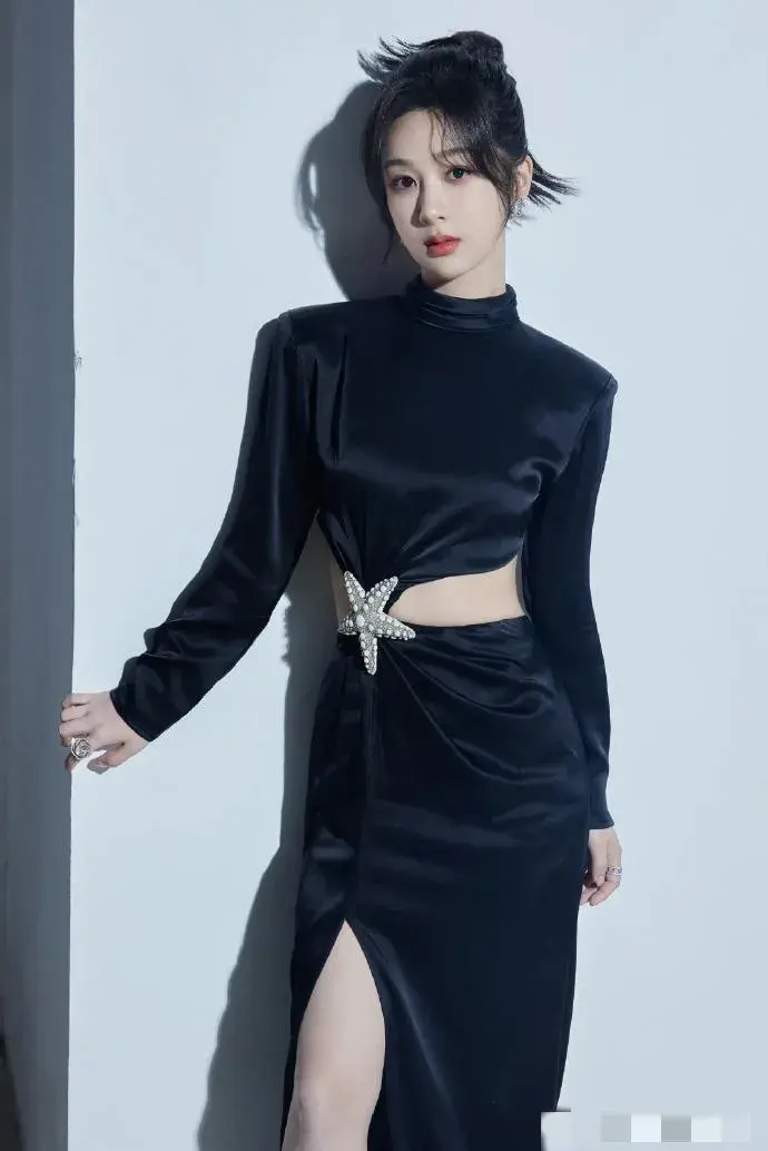 31岁杨紫上海活动生图曝光，与精修图反差太大