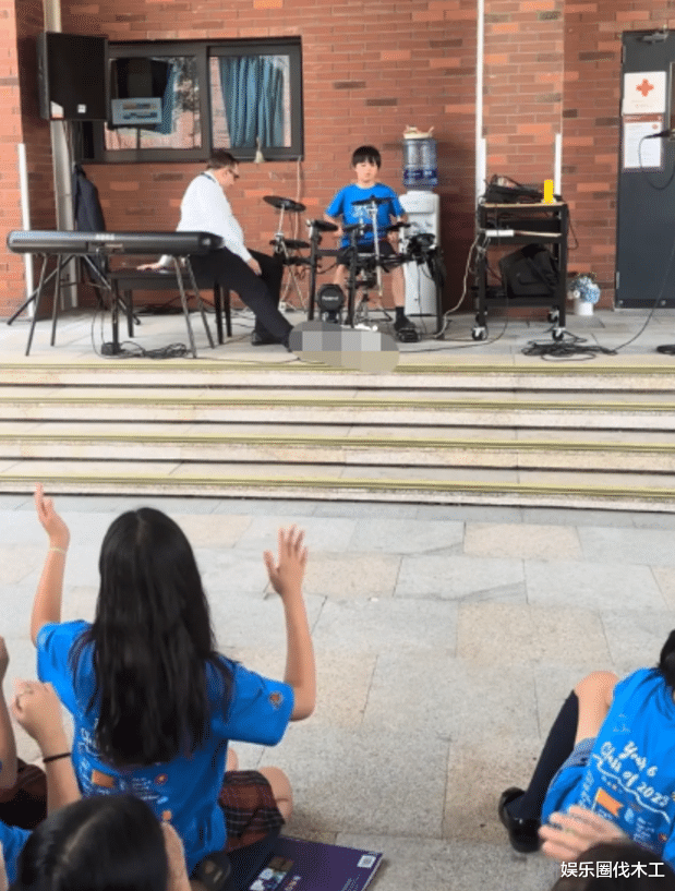 杨千嬅参加儿子毕业典礼,自己穿着朴素低调,儿子学费一年35万