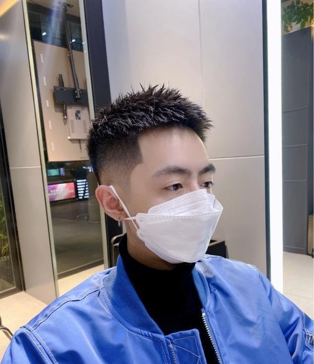 发型 男人过了40岁，尽量远离这3种“油腻发型”！否则拉低颜值没商量