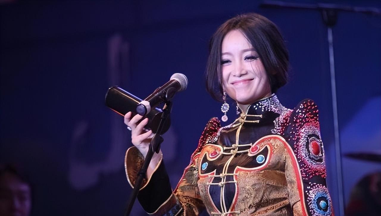 她连登5次春晚,却因为跟恩师同居怀孕,星途尽毁,55岁没人敢娶