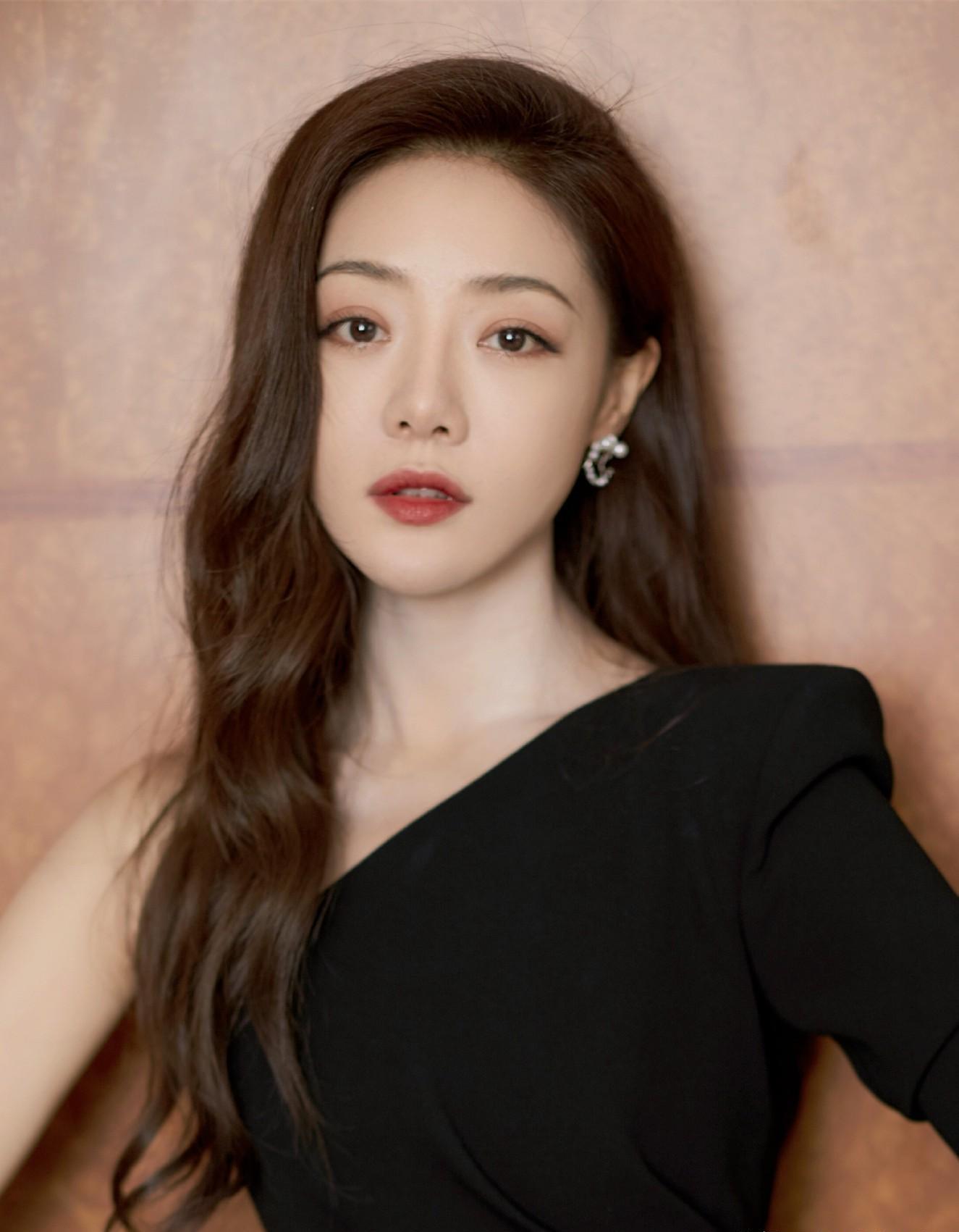 明明是整容脸,却成了颜值巅峰,这9位女星,动脸太成功了