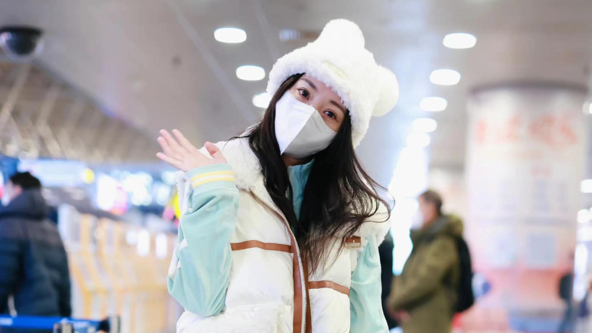 柳岩|柳岩现身机场，薄荷绿套装搭马甲，戴白色毛绒帽可爱甜美！