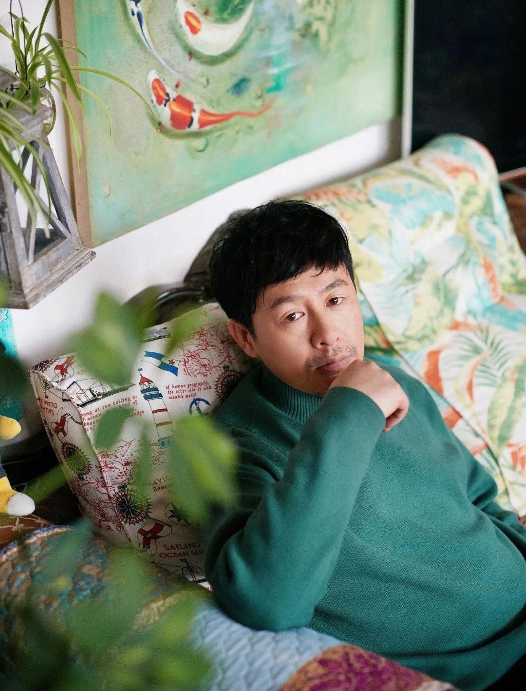 张颂文|张颂文独居14年“农家院”被曝！摆满废品满地落叶：这才是真面目