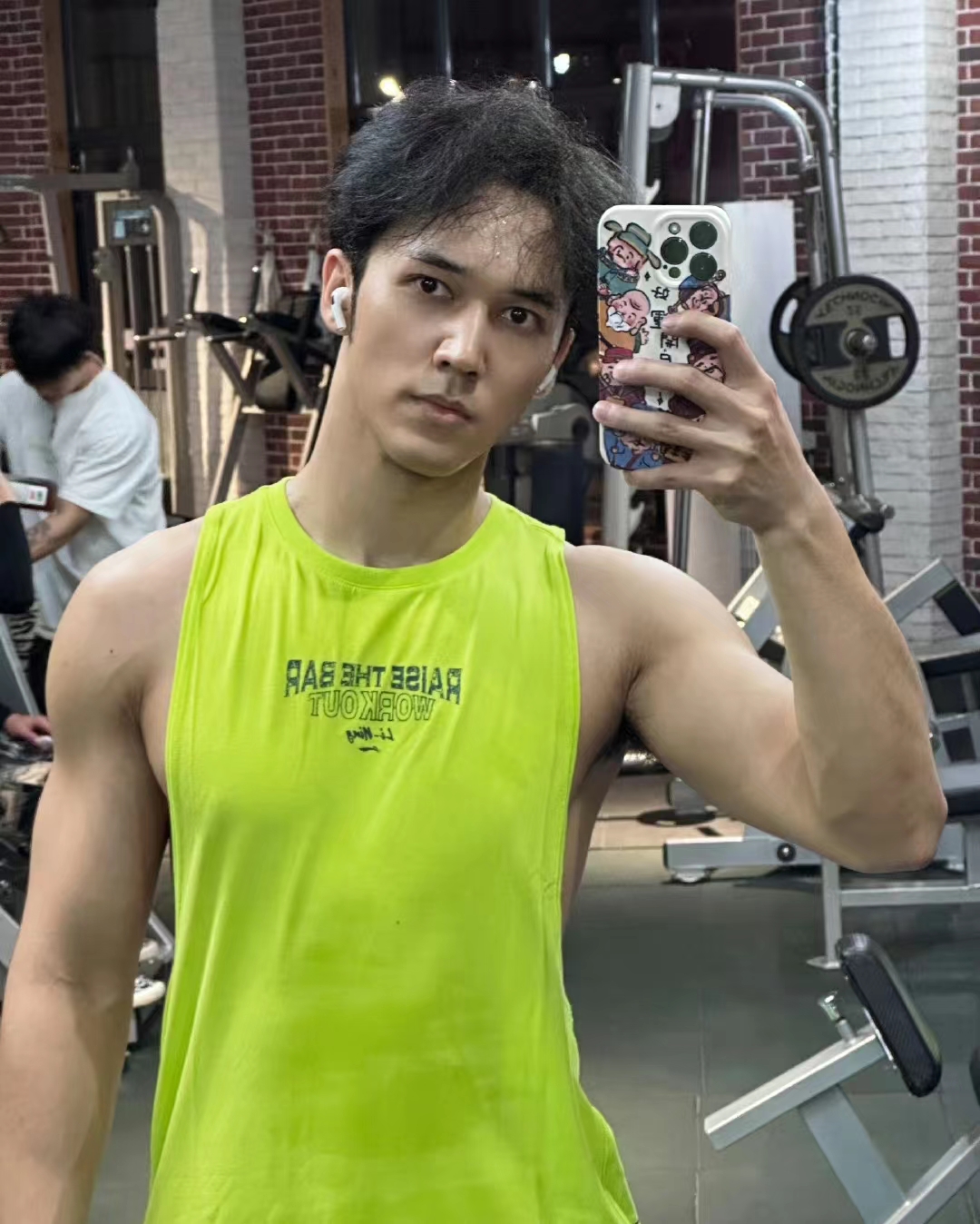 陈牧驰前妻在线吃瓜！频繁更换头像未发声，网友扒出其身份不简单