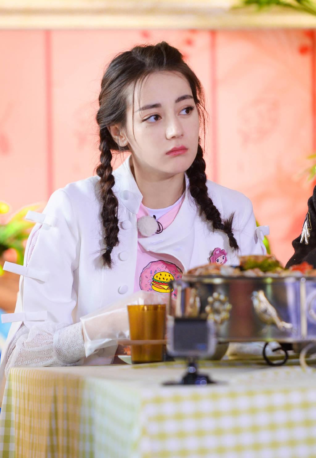 热巴这组图我还是第一次见,原来穿上“护士服”的她这么好看