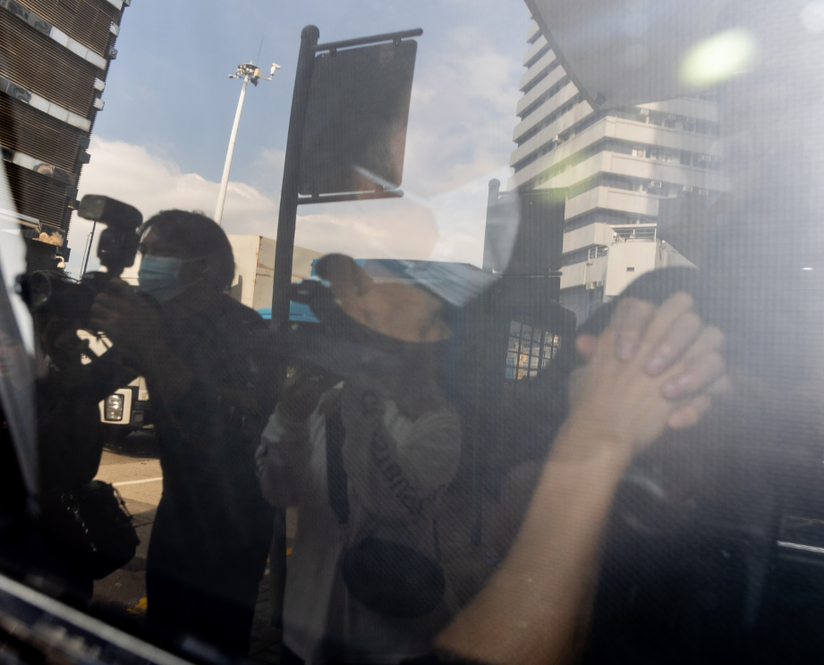 刘德华父亲设灵，华仔神情哀伤双手紧握，谢霆锋容祖儿送花圈