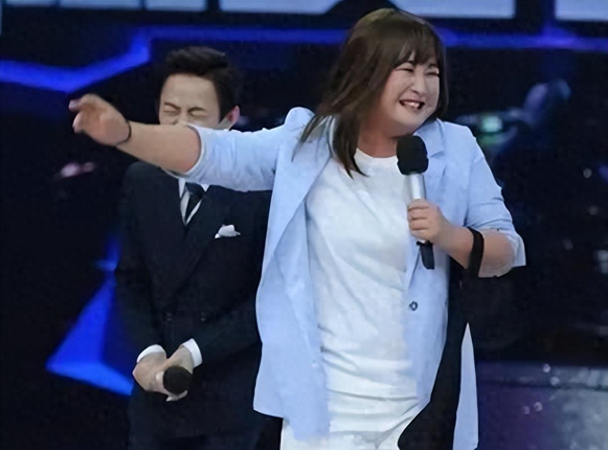 41岁的贾玲暴瘦50多斤脱胎换骨,漂亮到认不出,与张小斐故地重游