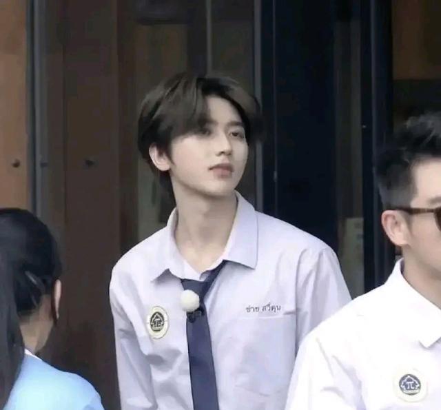 蔡徐坤被曝还有另一位秘密情人,对方是娱乐圈人士,身材好颜值高