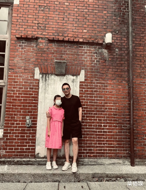 汪小菲晒与儿女游玩照，玥儿满腿疤痕，箖箖拍照时紧抓衣角太怯生