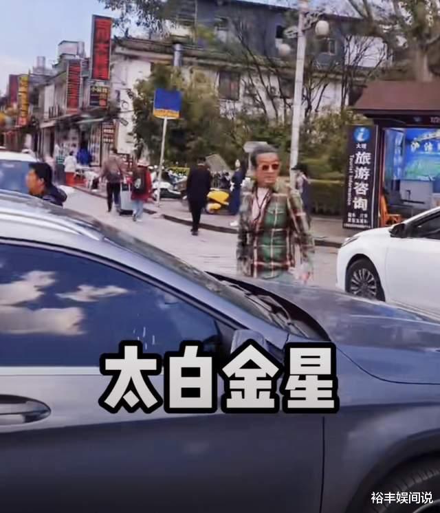 孙兴|孙兴携富婆外出遇堵车，亲自下车指挥，一个寸头一个扎辫堪称绝配