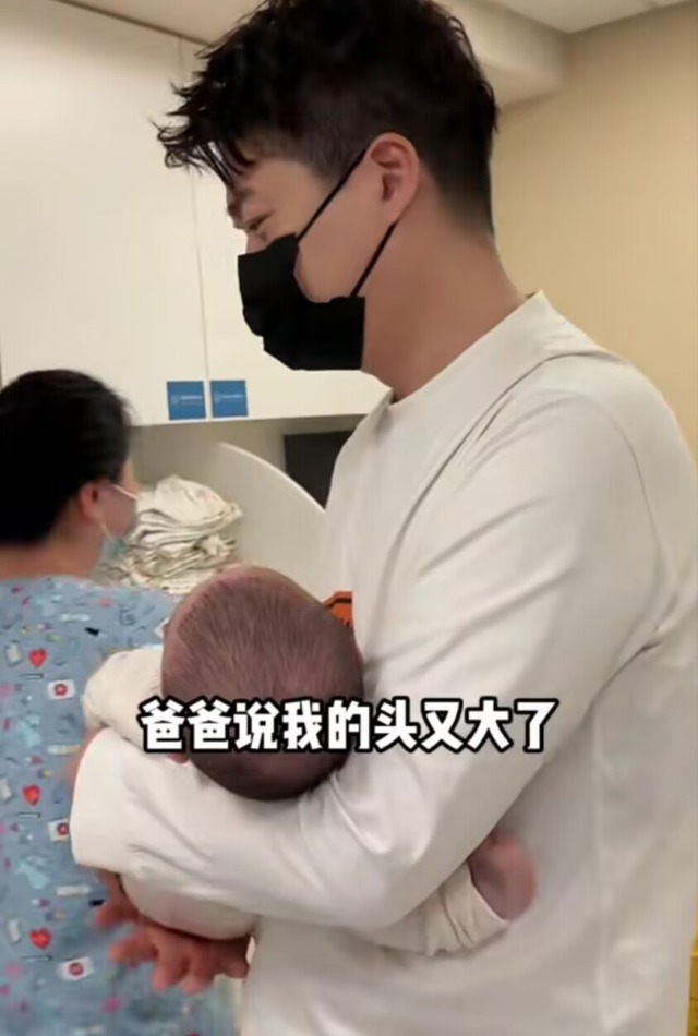 沈涛夫妇带娃打疫苗,半岁“小板栗”头大随爸爸,高颜值太太贤惠