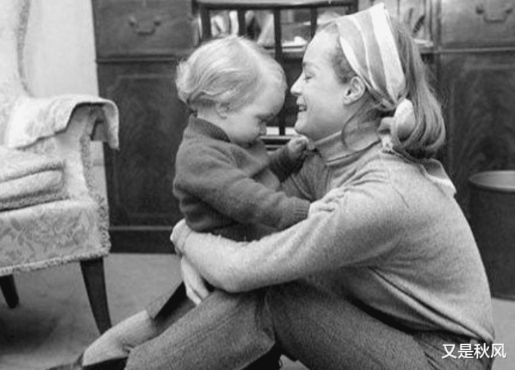 41年前，茜茜公主去世，阿兰德龙为她守灵3天，迟来的深情比草贱