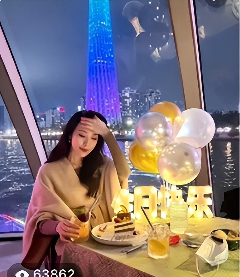 舅舅外公都是影帝，爸爸是国家一级演员，海归学历现在是网红