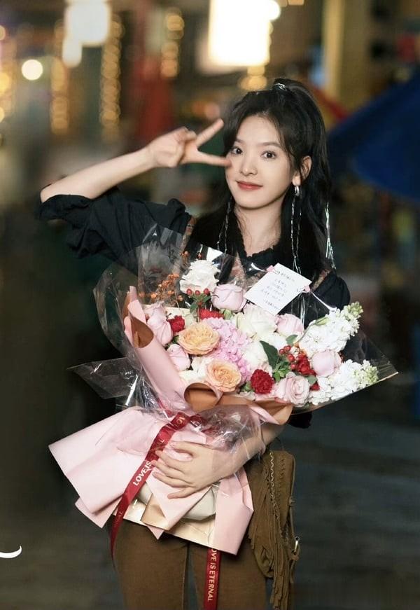 章若楠7大发型模板:秋日感低马尾、清纯系麻花辫受封国民白月光