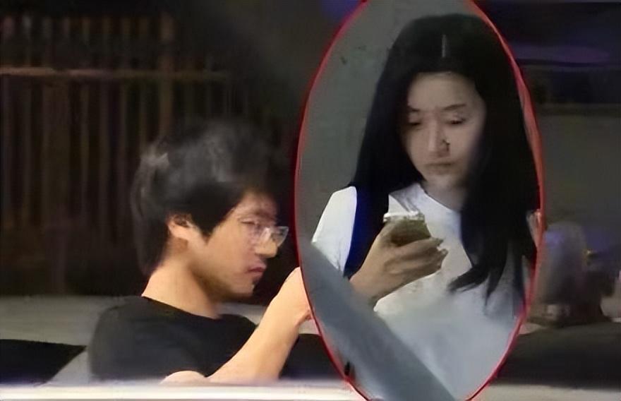 韩寒|8年了,韩寒还是过着“两个老婆”的生活,这真是2023年吗?