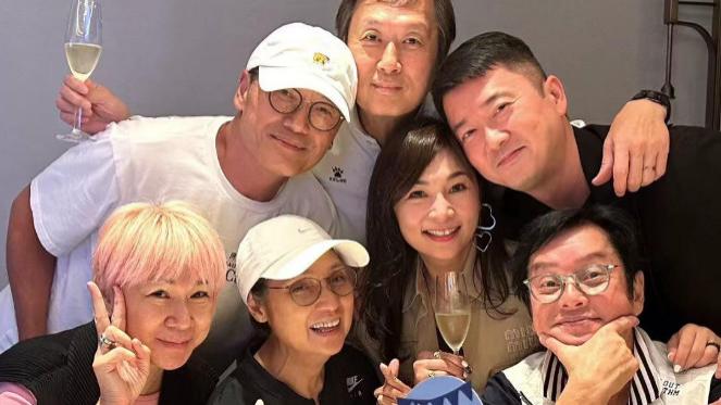 苗侨伟65岁生日，多位港星现身，戚美珍素颜露面，谭咏麟老态尽显