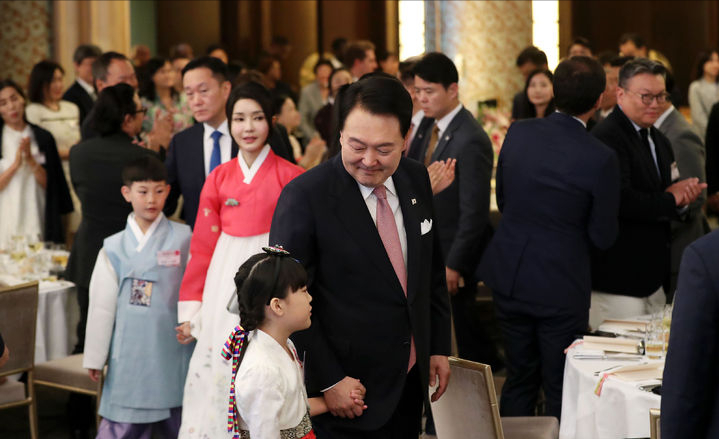 穿搭指南 韩国第一夫人在法国晚宴上穿韩服！晚宴造型太惊艳，把大家惊艳到