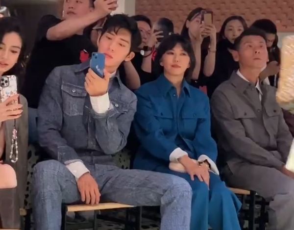 井柏然坐台下拍刘雯走秀,对方路过目不斜视,两人越来越有夫妻相