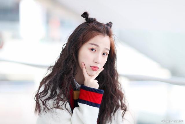 王鹤棣曝疑似养嫂子事件，直播时打电话忘关麦，亲切称呼对方宝贝