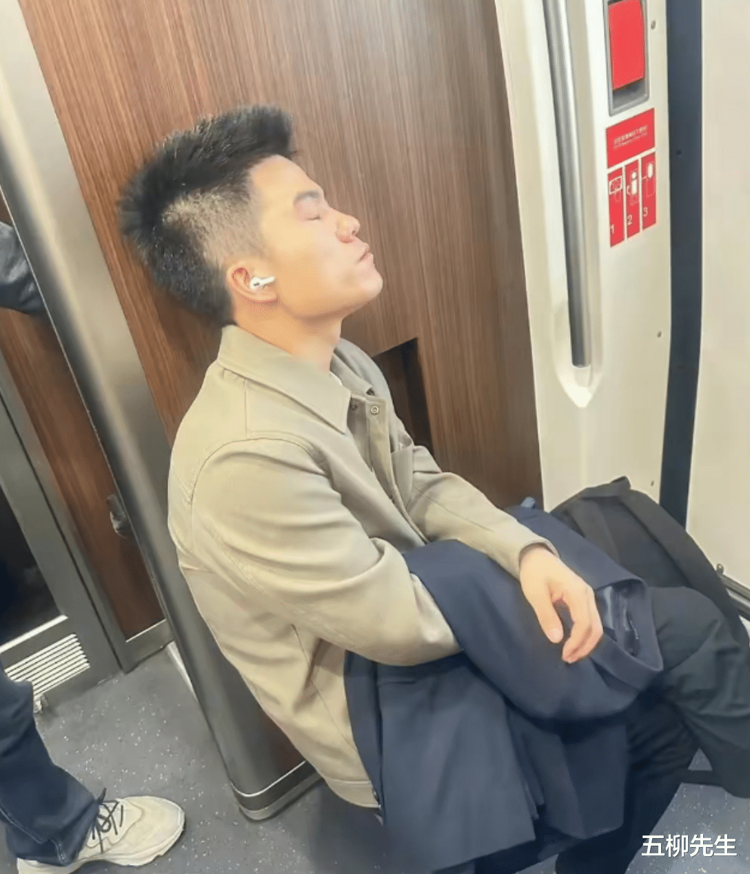 董宇辉|董宇辉动车坐小马扎，薛之谦抢站票，明星遇到节假日出行也很无奈