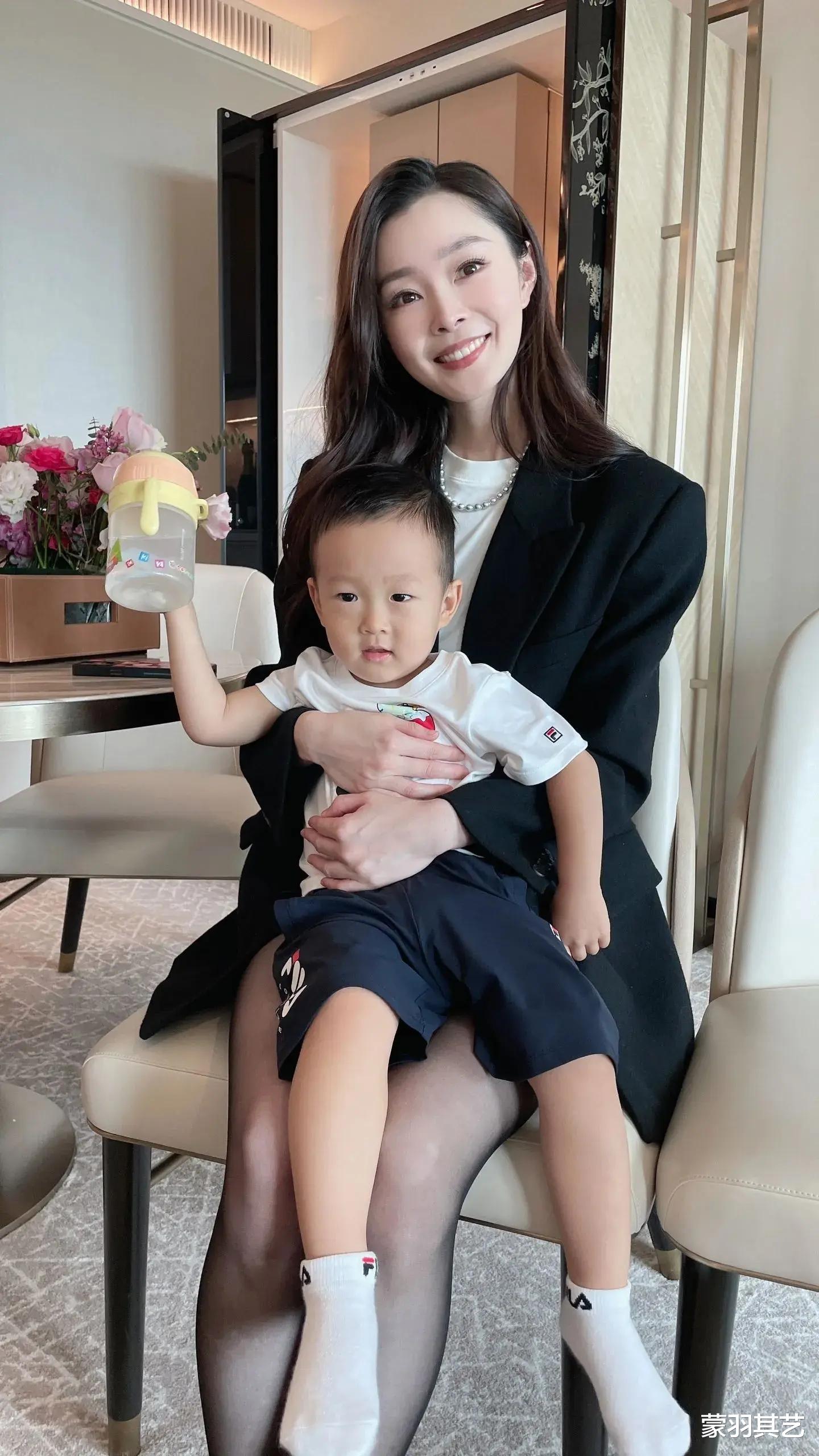 宋轶抱娃晒家人照，评论区一半夸她腿好看，一半夸她嫂子美