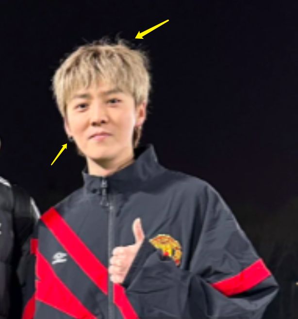 33岁鹿晗在球场被偶遇,染黄发质感差很毛糙,戴耳环,苹果肌下垂