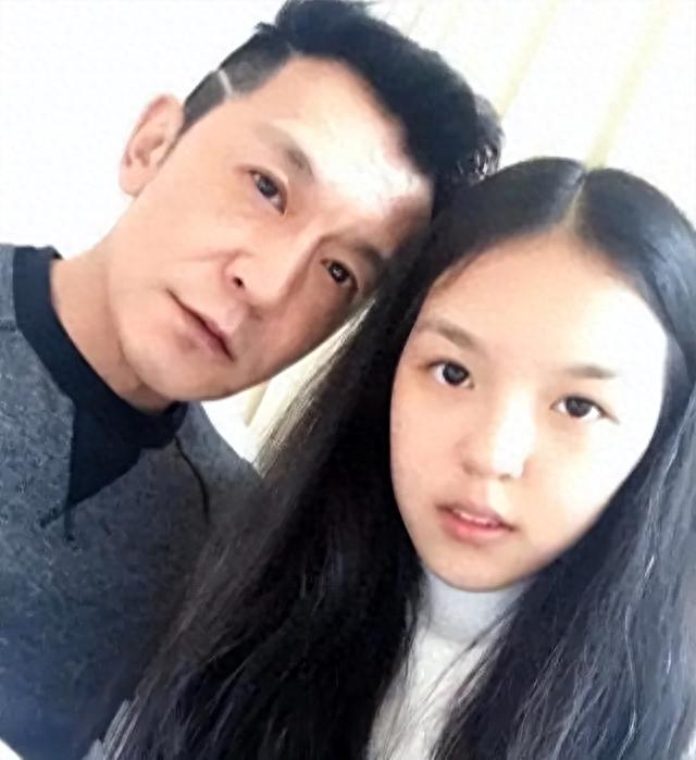 时隔5年李咏死因被揭开,妻子哈文道破真相,遗体为何不运回国